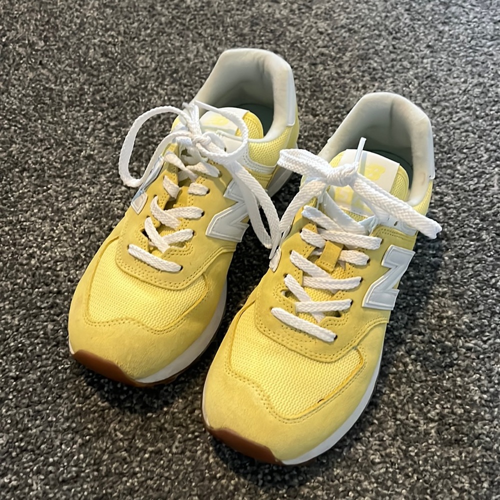 Women’s size 8 yellow New Balance sneaker- like new!